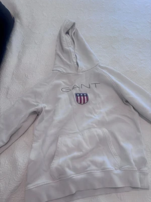 Vit gant hoodie  - Vit gant hoodie från kidsbrans store i storlek 176. Använd några fåtal gånger 