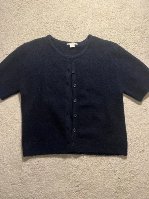 Gina Tricot Stickad Kofta - Säljer denna kofta som inte kommit till användning. Kom privat för fler frågor💕