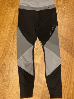 Träningstights från NIKE - Sportiga tights från NIKE i storlek S, jättefina på och knappt använda! Jag är 177 cm och passar bra på mig 💘