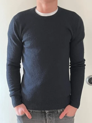 John Henric Crewneck - Tjena! 🙌Säljer Nu Denna Fina John Henric Crewneck För Att Den Inte Kommer Till Användning Längre 😇Modellen Är 178 cm Lång Och Sitter Mycket Bra! Enda Defekten Är Att Den Är Lite Nopprig Men Går Att Lösa Enkelt Med En Noppborttagare! 🌟Hör Av Er Vid Frågor😊