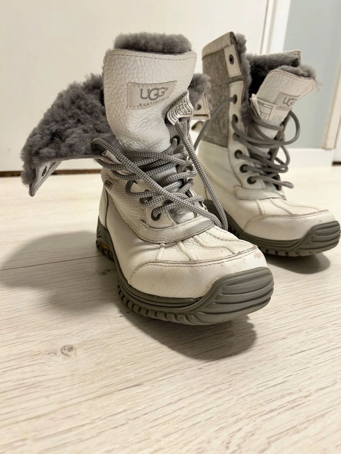 Vita vinterboots från UGG med ullfoder.