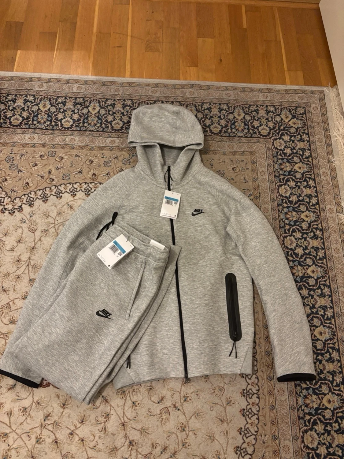 Grå mjukisbyxor från Nike med svarta detaljer