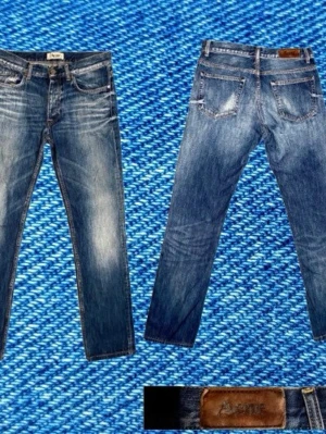 Acne jeans  - Säljer ett par klassiska blå jeans från Acne W32 L34, med snyggt slitna detaljer och raka ben. Jeansen har fem fickor, normal passform och är tillverkade i robust denim. Perfekta för dig som gillar en tidlös och avslappnad look. Jag är 183 cm och väger ca 75 kg och dem sitter bra på mig.  Om du undrar något mer är det bara att fråga🙌😁