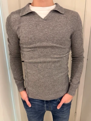 John henric tröja  - Snygg John henric tröja i cashmere/merinoull! Tröjan är i mycket bra skick utan några defekter! Storlek S! Vid minsta fundering kontakta oss✔️