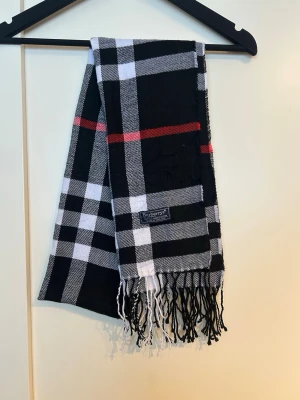 Burberry halsduk - Burberry scarf i fint skick! Hör av dig vid frågor och kolla gärna in min profil!