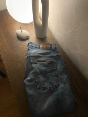 Blå nudie jeans - Ett par tvär fet jeans från Nudie passar till allt säljer dom då dom blivit för lite små för mig är 182cm, va inte rädd att höra av er om ni har frågor!✅