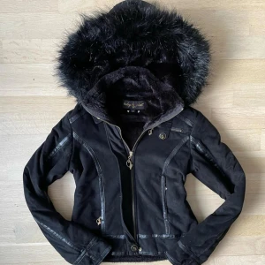 Vintage baby phat zipup jacka med päls - Så fin baby phat jacka med päls inuti och på luvan!💗Går för mer än 2000kr men säljer billigt eftersom plasten håller på att flagna av på remmarna på olika ställen, se sista bilden eller fråga efter fler! 