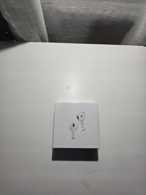 Airpods 4 med ljud brusreducering - Airpods 4 med Active Noise cancelling Top kvalité oöppnad Serie numret är aktiv.        obs(ej äkta) Top kvalité vid missnöje går retur bra priset kan diskuteras