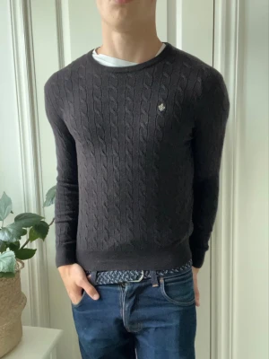 Morris tröja  - Morris tröja kabel stickad, väldigt skön men har krympt lite till en S. Rekommenderar till runt 170 då modellen som bär är 180 cm 75 kg. Kom med frågor! 