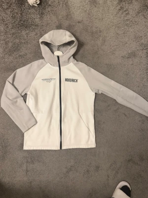 Hoodrich tröja - Hoodrich zip up, Vit/Grå storlek XS men passar på S då jag har allt i S. Condition 9/10