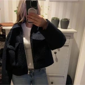 Snygg vår jacka  - Jacka ifrån zara som passar både till hösten och våren. Men även vinter med en stickad tröja under. Skriv för fler bilder💞