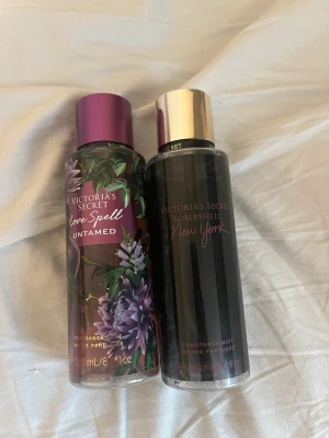 Victoria's Secret duo mist set - Två populära body mists: Love Spell Untamed (250 ml) och Bombshell New York (250 ml). Perfekta för dig som vill ha en fräsch och trendig doft till vardagen. Snygga flaskor som passar perfekt i väskan eller på hyllan. En för 150