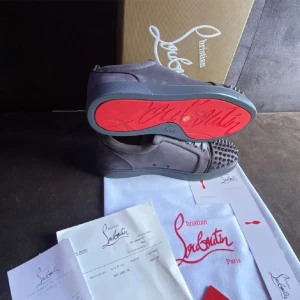 Christian Louboutin 🍾🤩 - Gråa skor från Christian Louboutin. Ett par skor som matchar till allt och som är jätte sköna att ha på sig. Storlek 42! 👀Enda negativa, är att jag ej har uppdaterat bilderna även en spik är borta. Men finns extra spikar! 😁 Mitt pris; 1050kr! 🤩 Vid funderingar hör gärna av dig! 😁