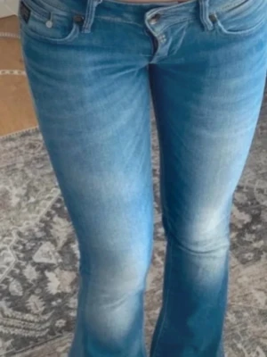 Lågmidjade bootcut jeans  - Säljer dessa sååå sååå snygga Lågmidjade Jeansen från G-star❣️❣️Storlek 25/32