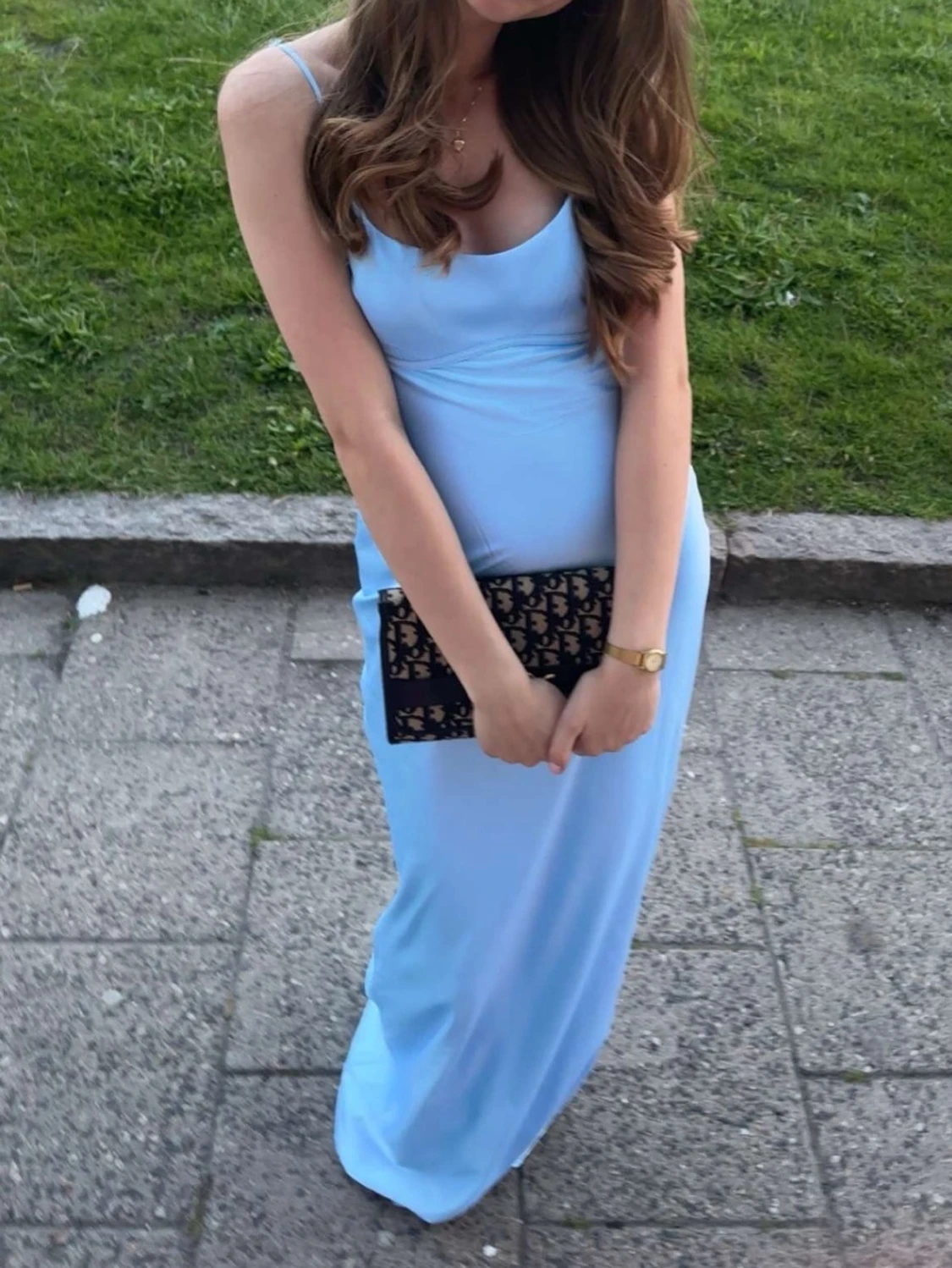 Ljusblå långklänning med öppen rygg - 2