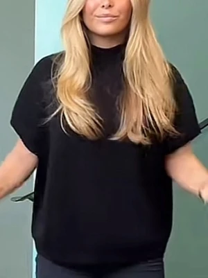 Mörkblå stickad polotröja Kappahl - Säljer en mörkblå stickad polotröja från Kappahl. Tröjan har korta ärmar, hög krage och en loose fit som ger en chill vibe. Perfekt att slänga på över ett linne eller t-shirt för extra lager. Enkel och stilren design som funkar till allt.