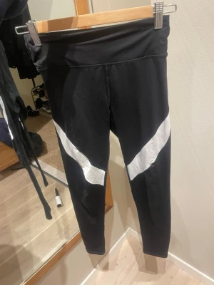 Träningsbyxor  - Träningsbyxor från H&M i storlek 146-152. 