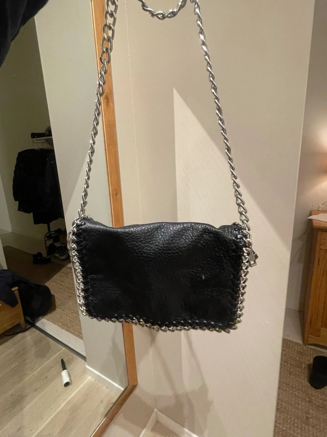Svart axelväska med kedja från Tiamo