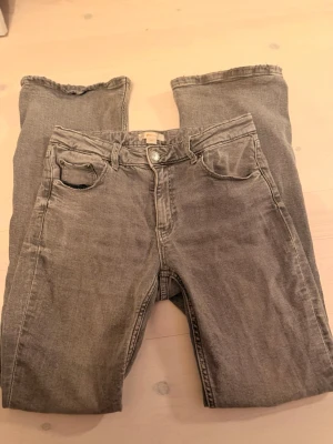 Grå bootcut jeans från Gina Tricot - Säljer ett par gråa bootcut jeans från Gina Tricot Young i storlek 164. Jeansen har klassisk femficksmodell, normal passform och är tillverkade i mjukt denimtyg. Snygg tvättad look. Säljer på grund av att de inte kommer till användning längre💗⭐️