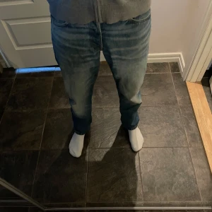 Blå Weekday jeans straight fit - Säljer ett par klassiska blå jeans från Weekday med straight fit. Jeansen har normal midja och är tillverkade i bomull. Snyggt slitna detaljer och ljus tvätt ger en avslappnad vibe. Perfekta för dig som gillar en enkel och tidlös look. Pris går att diskutera!!!