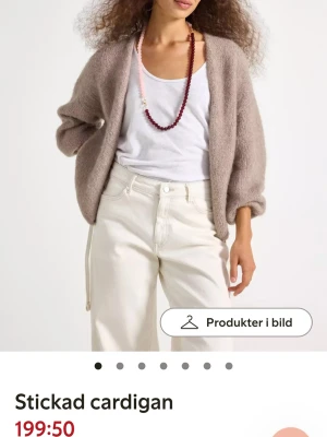 SÖCKER! En Brun stickad kofta med loose fit - SÖCKER! En Brun mysig och stilren beige stickad kofta med lös passform och lång ärm. Koftan har en enkel design utan knappar och är tillverkad i ett fluffigt, stickat material som känns både trendigt och bekvämt. Kan kosta mellan 100-200 kr. (OBS! På bilden är den i beige färgad, men jag vill ha en i brun färg, se sista bild).😊