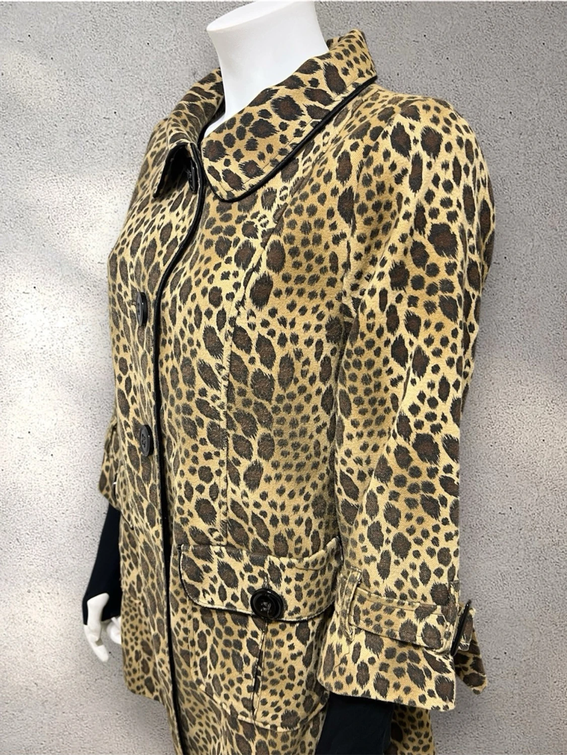 Leopardmönstrad kappa med stora knappar - 3
