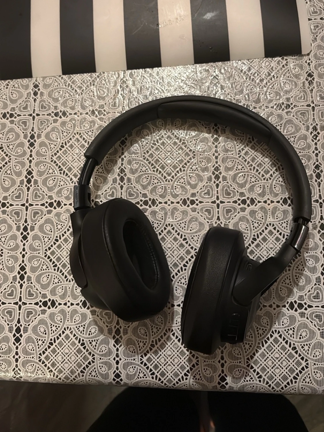 JBL tune760NC med jbl laddare