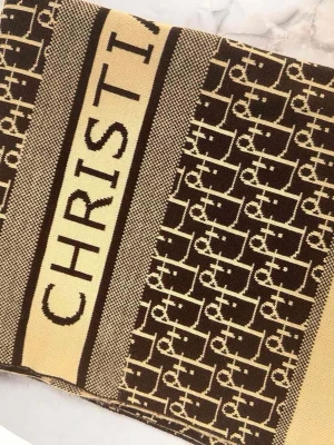 Beige och brun mönstrad väst - . Västen har en klassisk, rak passform och är tillverkad i ett mjukt stickat material som känns lyxigt och trendigt. Perfekt för dig som vill ha en statement piece i garderoben.