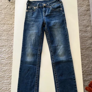 True Religion blå raka jeans - Snygga blå jeans från True Religion med raka ben och klassisk femficksdesign. Hör av er om ni inte tycker priset passar eller om ni vill ha mått