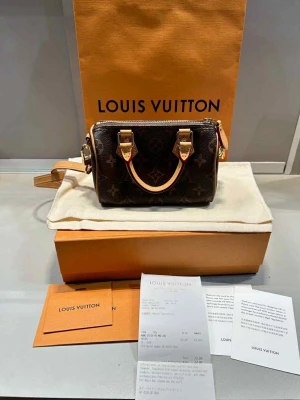 Monogram handväska, - Like- new condition, använt sparsamt och väl omhändertagen, utan synliga fläckar eller skador. Väskan är brun med beige detaljer och har både handtag och avtagbar axelrem i skinn. Guldiga metalldetaljer och dragkedja upptill. Perfekt storlek för det viktigaste. Behöver snabba pengar, så pris kan diskuteras vid snabbaffär