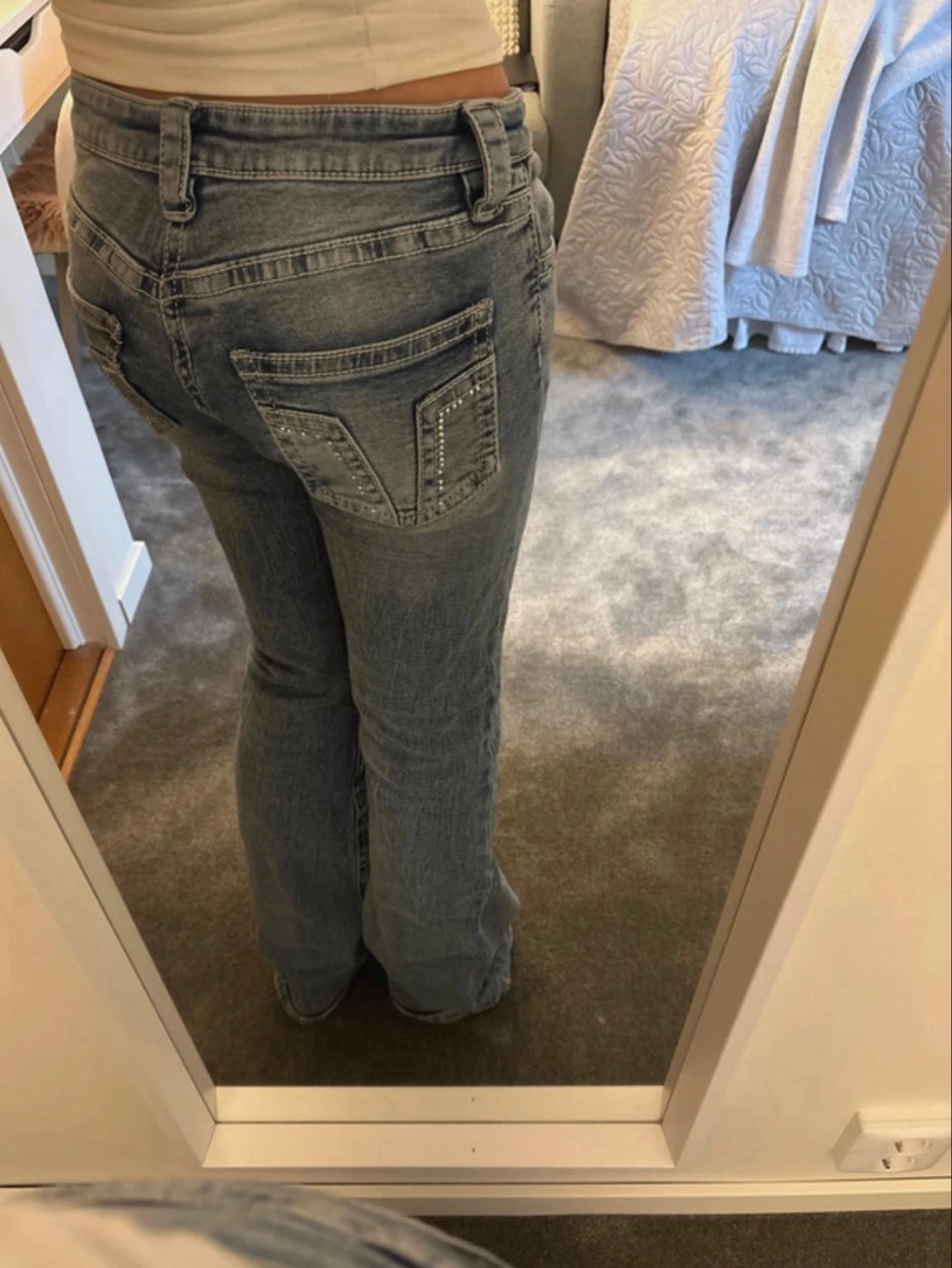 Lågmidjade bootcut jeans med detaljer - 1