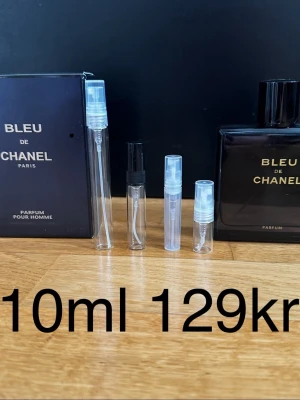 Bleu de Chanel Parfum 10ml - Bleu de Chanel Parfum är en maskulin doft med träiga och citrusaktiga noter. Vilket är en perfekt ”all around” parfym. Perfekt för den moderna mannen som vill ha en sofistikerad och tidlös doft. Priset står för 10ml, 10ml är ungefär 100st sprays. Nypris ca 2000kr. KOLLA PROFILEN OM DU VILL KÖPA SAMPELS. 2ml 39kr | 3ml 49kr | 5ml 69kr | 10ml 129kr | 