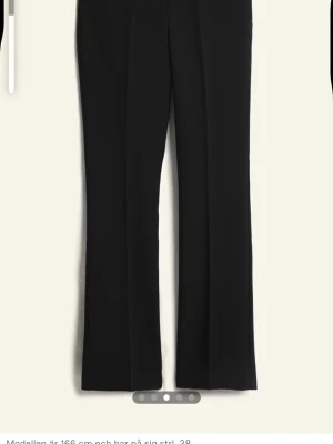 Svarta midwaist  kostymbyxor från bikbok  - Säljer ett par svarta kostymbyxor från bik bok med medelmidja/ . Byxorna har klassisk look och är perfekta till en enkel t-shirt eller hoodie. Byxorna är i nyskick 