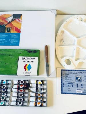 Målar-kit - 2st kraftiga Canvasdukar, uppspända på träram. 40 x 40 cm. 120kr  Palettkniv, 20kr  Dukpannå, canvasduk på hård kartong, 22x14cm. 15kr  Oil colours, 18 x 12 ml.  De båda vita har endast mindre innehåll kvar. Orange saknar kork. Övriga oanvända eller mycket sparsamt använda. Giftfria. 65kr  Palett i använt men fullt fungerande skick. Kraftig stadig plast. 40kr.  Allt för 260kr