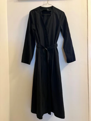 Klänning med bälte i midjan - Klänning med bälte i midjan