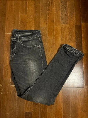 Dondup George - Tja, säljer dessa asfeta dondup jeans med slitningar. Bra skick och sitter perfekt. Säljer bara för jag vill ha nått nytt. Hör av er vid frågor eller funderingar.