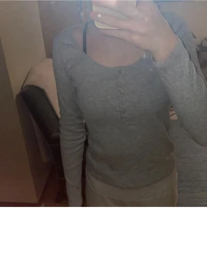 Grå tröja  - Säljer denna långärmade tröja som inte kommer till användning🫶🏻