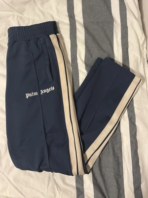 Palm Angels Byxor - Mörkblå St: L - Säljer nu mina mörkblåa Palm Angels byxor i storlek L (normal passform).