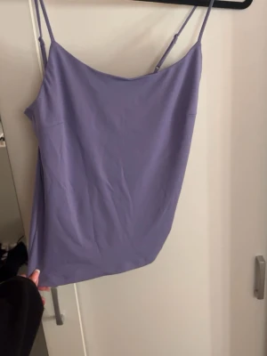 Ljuslila linne från BikBok - Säljer ett enkelt ljuslila linne från BikBok i storlek S. Toppen har tunna, justerbara axelband. 