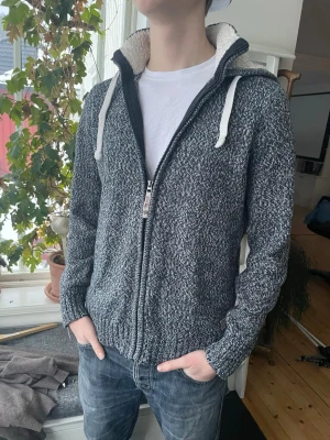 Cardigan  - Grå cardigan som är i bra skick. Passar mig bra som är 183 cm lång. 