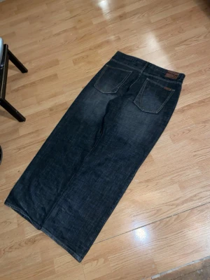 Sean John Baggy Jeans - As feta svarta baggy jeans från Sean John, get wash. Längd 115cm, lår 37cm, benöppning 26cm.         ⚠️‼️PRIS KAN DISKUTERAS‼️⚠️