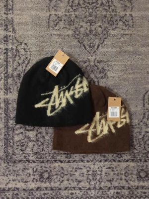 2 Stüssy mössor - Säljer mina mössor från Stüssy, skriv vid frågor, priset är förhandlingsbart vid snabbaffär och kan skicka direkt efter köpet 😀 Passar både män och kvinnor 😊 Priset för 1 = 399 SEK - Priset för 2 = 699 SEK