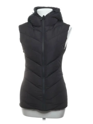 Svart dunväst med huva från Zara - Säljer en svart dunväst från Zara i storlek XS. Västen har en quiltad design med dragkedja framtill och en stor, mysig huva. Perfekt för lager-på-lager och funkar lika bra till jeans som till träningskläder.