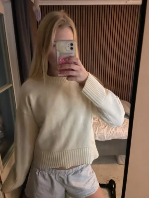 Vit stickad - Jätte fin vit skickad från h&m som bara är använd 1/2 gånger, i ny skick utan skavanker!