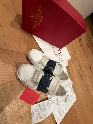 Valentino open navy  - Riktigt schyssta i fint skick- perfekta för alla stilar. Box, kvitto, tags, kort och allting Tillkommer !