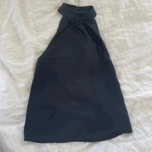 Satin fest topp - Super fin med öppen rygg