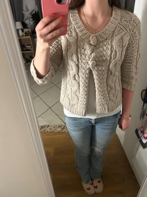 Beige stickad kofta från Winter Warmers - så söt cardigan med två knappar högst upp, är tjock och super skön i materialet! låte trådigt och en av knapparna lite lösa men annars i mycket bra skick💗 Passar allt från xs till en liten M