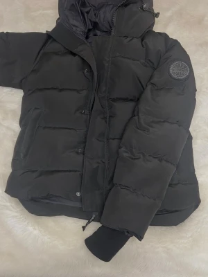 Canada goose macmillan  - Säljer en svart canada goose macmillan black label. Den är väldigt skön, varm och fin 