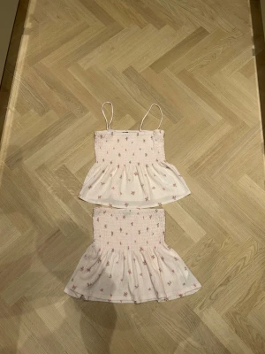 Sommar sett (går att köpa styck) - Säljer detta jättegulliga sätt ifrån Gina Tricot. Tröjan är i st M menade kjolen är i st S, rekommenderar verkligen att köpa då de inte finns kvar i butiken och dessa sett är så gulliga. Dessa är även helt oanvända. Skriv om ni vill ha bilder på🩷