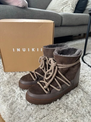 Bruna Inuikii boots  - Säljer ett par höga Inuikii boots. Har endast använts ett fåtal gånger. Storlek 40💕